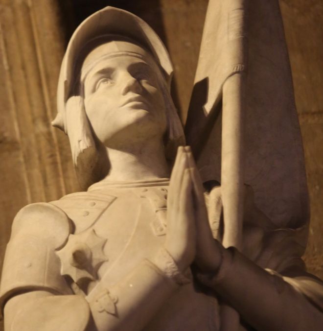 Статуя св. Жанны д'Арк в Нотр-Дам
