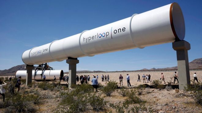 Трубы Hyperloop отображаются во время первого испытания двигательной установки на сайте Hyperloop One Test and Safety
