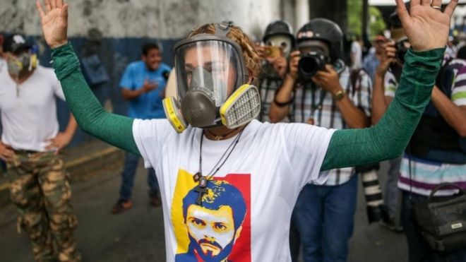 Жена лидера оппозиции Леопольдо Лопес, Лилиан Тинтори, участвует в акции протеста против правительства президента Николаса Мадуро в Каракасе (26 апреля 2017 года)