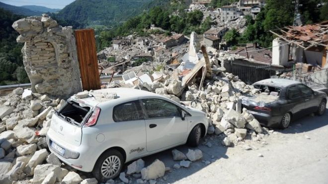 Поврежденный землетрясением автомобиль в Пескара-дель-Тронто (25 августа 2016 года)
