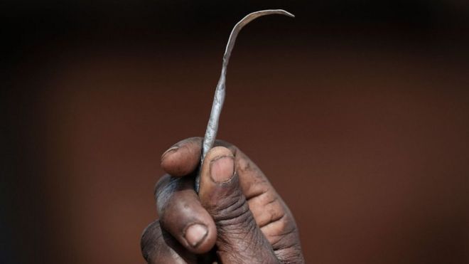 knife wey dem dey take do circumcision
