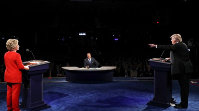 Кандидат в президенты от республиканцев Дональд Трамп указывает на кандидата в президенты от демократов Хиллари Клинтон во время президентских дебатов в университете Хофстра в Хемпстеде, штат Нью-Йорк, в понедельник, 26 сентября 2016 г.