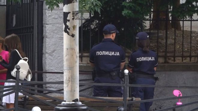Policajci ispred Osnovne škole „Vladislav Ribnikar" u Beogradu, 1. septembra
