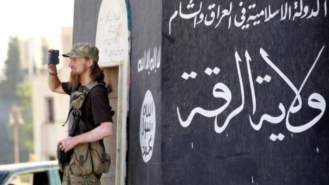 Bir IŞİD'li, 2014'te Rakka'daki bir askeri geçit törenini telefonunun kamerasıyla kaydediyor.