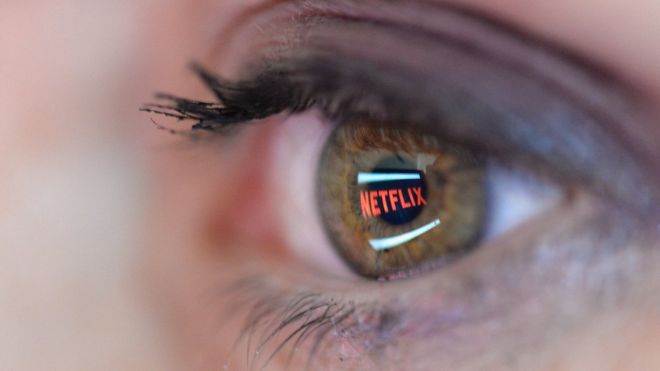 Un ojo en el que se puede ver proyectado el logotipo de Netflix