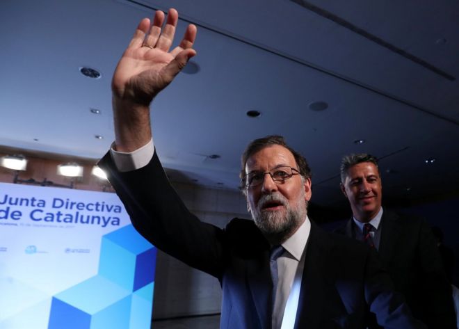 Премьер-министр Испании Мариано Рахой машет рукой по прибытии на каталонское региональное собрание Народной партии в Барселоне, Испания, 15 сентября