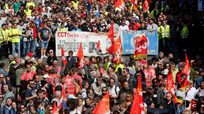 Демонстранты с флагами профсоюзов CGT принимают участие в общенациональной забастовке и протестуют против правительственных реформ в Марселе 12 сентября