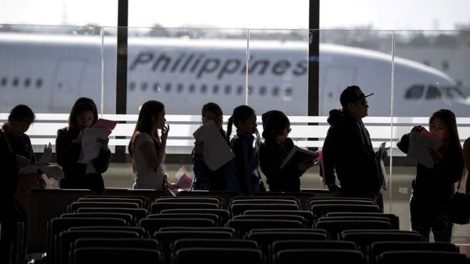 На этом снимке, сделанном 18 февраля 2018 года, филиппинские рабочие, возвращающиеся домой из Кувейта, прибывают в международный аэропорт Манилы.