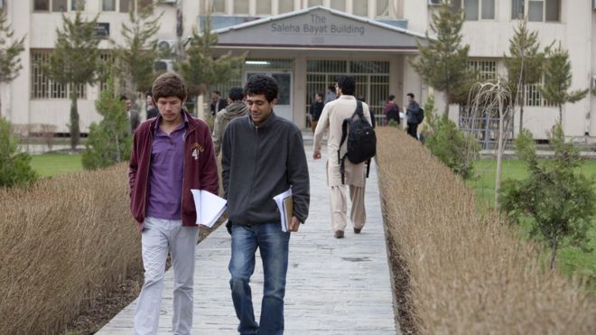 Студенты около одного из зданий Университета в Кабуле
