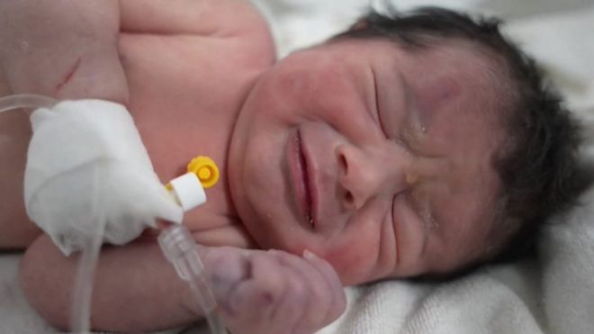 Bayi baru lahir diselamatkan dari reruntuhan gempa