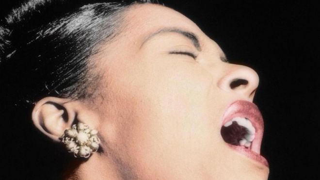 A cantora de jazz americana Billie Holiday durante aprsentação
