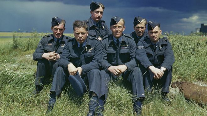 617-я эскадрилья (Dambusters) В Скамптоне, Линкольншир, 22 июля 1943 года, команда Lancaster ED285 / `AJ-T