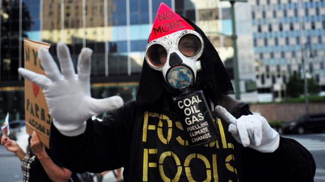 Activista con máscara antigas en protesta en Nueva York