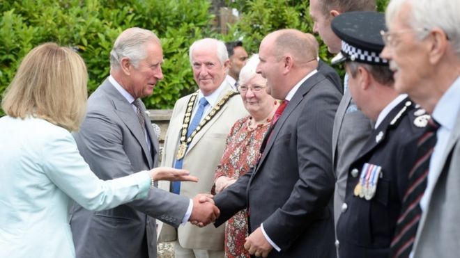 Принц Чарльз встречается с высокопоставленными лицами, когда он прибывает в Миддфай, Кармартеншир