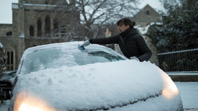 Счищать снег с лобового стекла автомобиля