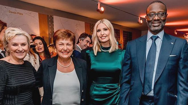 Босс Credit Suisse Тиджан Тиам опубликовал фотографию себя с (справа) Иванкой Трамп, главой МВФ Кристалиной Георгиевой и журналисткой Тиной Браун