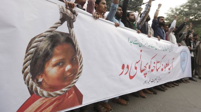 Люди выкрикивают лозунги, протестуя против освобождения Азии Биби, христианина, обвиняемого в богохульстве, смертный приговор которого был отменен Верховным судом в Лахоре, Пакистан, 8 ноября 2018 года.