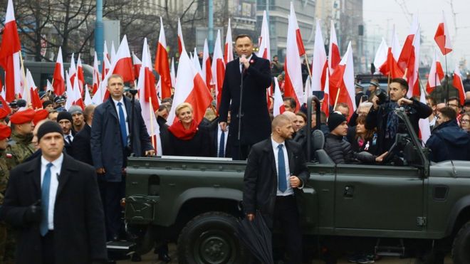 Президент Польши Анджей Дуда выступает с речью перед официальным началом марша в честь 100-летия независимости Польши в Варшаве, 11 ноября 2018 года