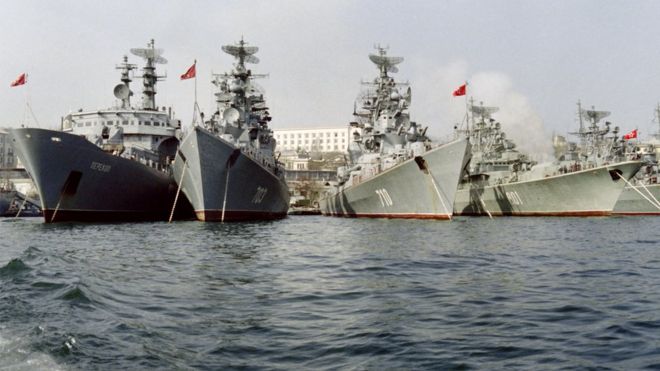 Разрушители и линкоры Балтийского флота СНГ стояли на якоре 9 апреля 1992 года в порту Севастополя