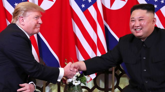 Kim y Trump se dan la mano en Hanoi