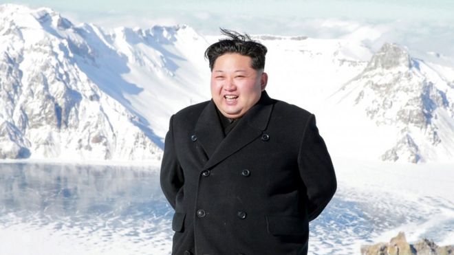 Лидер Северной Кореи Ким Чен Ын улыбается на вершине снежной горы Паекту