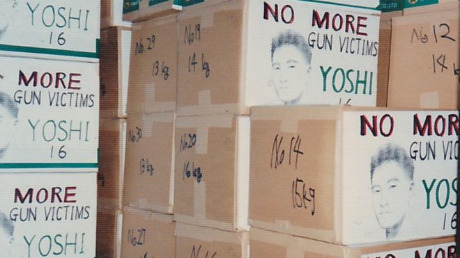 Ящики, заполненные петициями, отправленными в США для кампании за прекращение легкого доступа к оружию, организованной Хатторис