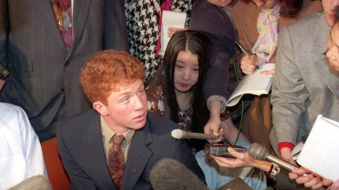 Уэбб Хеймейкер (в центре) беседует с японскими журналистами во время поездки в Японию в 1994 году