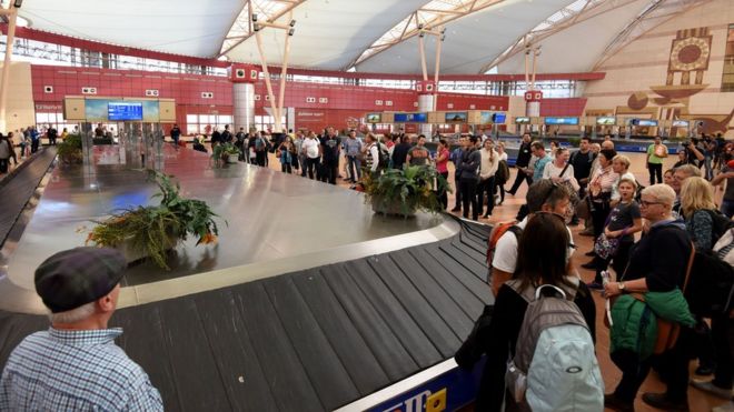 Пассажиры ждут своего багажа в международном аэропорту Шарм-эш-Шейха.
