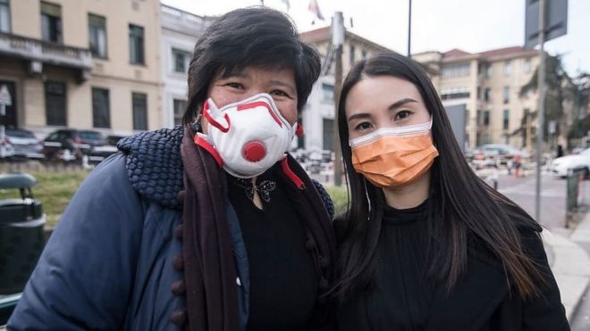 Deux femmes se protégeant du Covid 19 (coronavirus) en portant des masques.