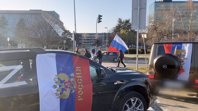 Руска и српска застава на аутомобилима