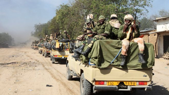 Чадские солдаты патрулируют в нигерийском пограничном городе Гамбуро