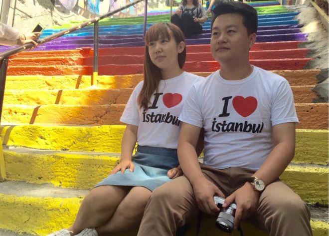Китайская пара носит футболки с надписью «Я люблю Стамбул»