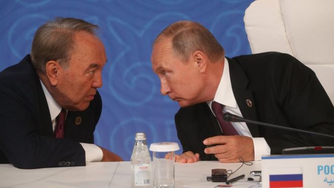 Президент России Владимир Путин слушает президента Казахстана Нурсултана Назарбаева (слева)