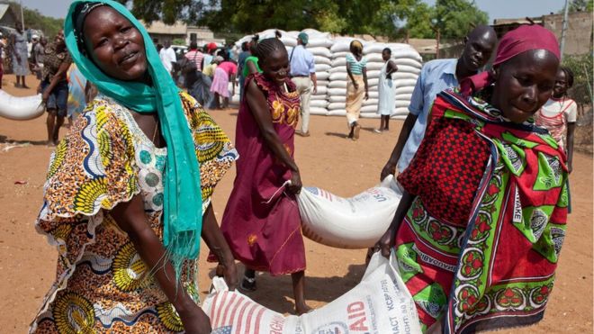 Женщины Южного Судана несут мешки с едой, распределенные Всемирной продовольственной программой (ВПП) в Джубе 6 января 2011 года.