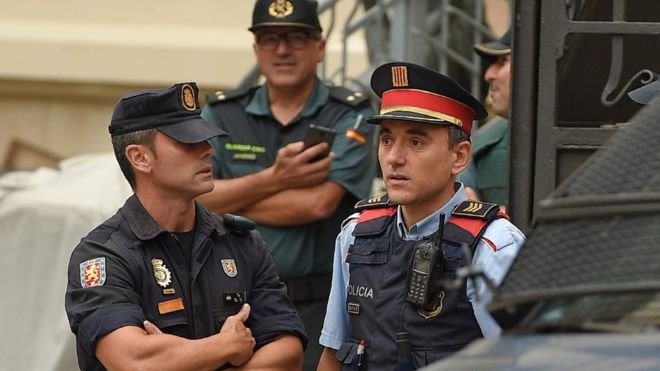 Полиция - Гражданская гвардия (слева) и Моссос д'Эсквадра, 25 сентября 17