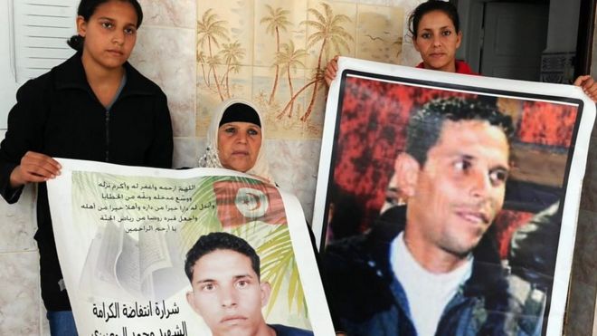 Tunecinos con fotos de Mohamed Bouazizi