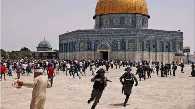 متظاهرون فلسطينيون يشتبكون مع قوات الشرطة الإسرائيلية في باحات المسجد الأقصى عقب صلاة الجمعة