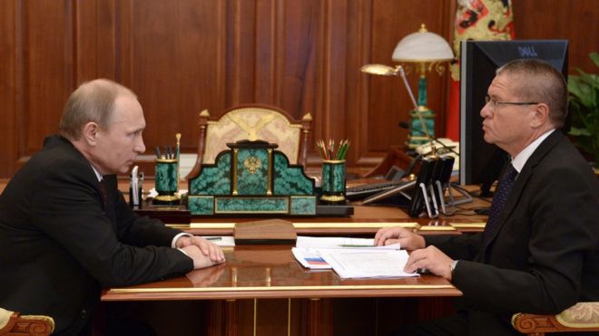 Файл фотографии: Президент России Владимир Путин (слева) встречается с министром экономического развития Алексеем Улюкаевым в Кремле в Москве 7 июля 2014 года.