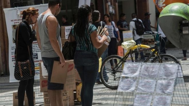 Бразильцы читают объявления о работе