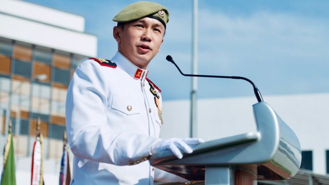 Подполковник Дж. К. Чой в форме произносит речь