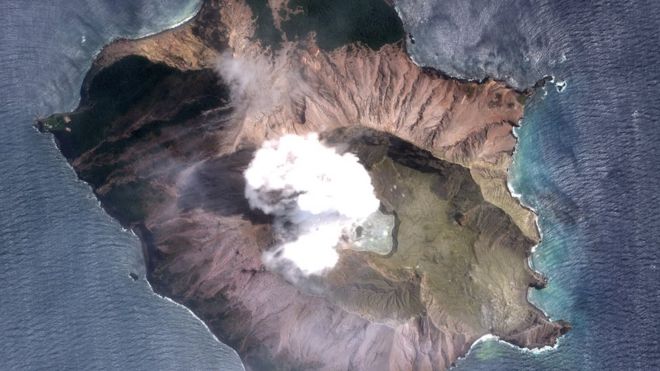 Спутниковый снимок вулкана от 11 декабря, опубликованный DigitalGlobe, компанией Maxar