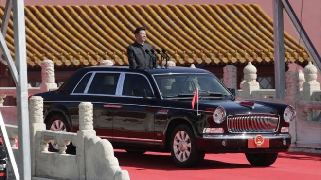 Президент Китая Си Цзиньпин стоит в машине, осматривая войска на военном параде в ознаменование 70-й годовщины окончания Второй мировой войны в Пекине, Китай, 3 сентября 2015 года '