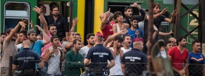 Мигранты протестуют против того, чтобы их доставили в лагерь беженцев из поезда, который был проведен на станции Бичке 3 сентября 2015 года в Бичке, недалеко от Будапешта, Венгрия
