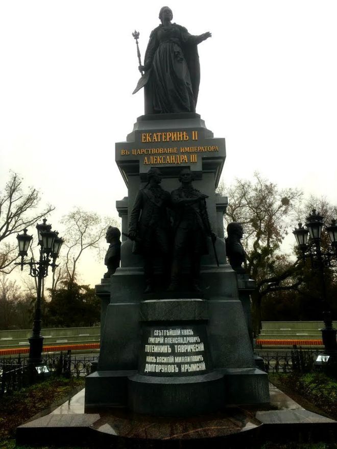 Пам'ятник Катерині II у сквері в центрі Сімферополя