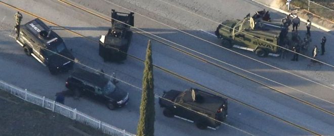 На этом аэрофотоснимке 2 декабря 2015 года изображен внедорожник с окнами, в которых подозреваемый полицией был автомобиль, скрывающийся от места стрельбы в Сан-Бернардино, штат Калифорния.
