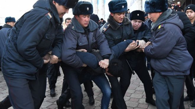 法新社报道,当地警方在示威期间拘捕21人。