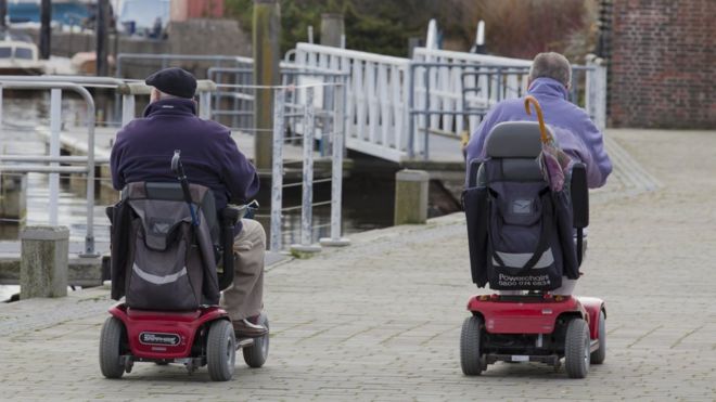 Мужчины на мобильных скутерах в Лимингтоне, Хэмпшир