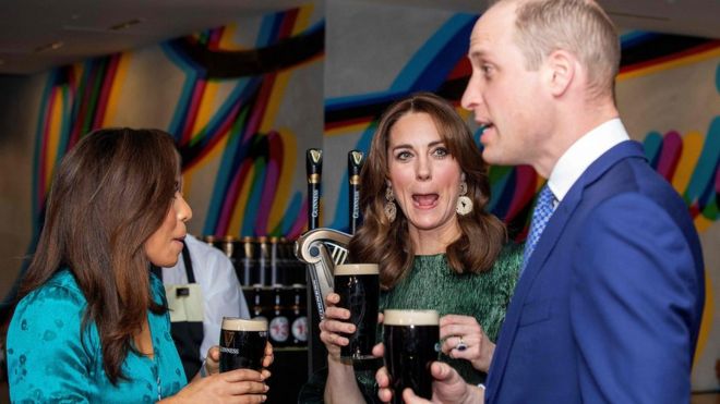 Герцог и герцогиня Кембриджские с пивом пива Guinness в первый день визита в Ирландию