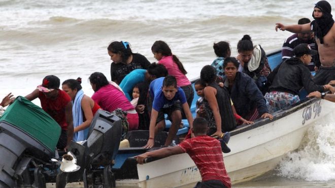 Los venezolanos deportados que volvieron a Trinidad y Tobago a su llegada a Los Iros.