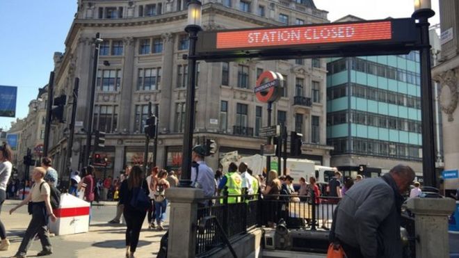 Знак информирует путешественников, что станция метро Oxford Circus закрыта